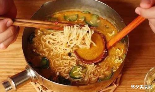 医生|30岁女子吃泡面,一个小时后住进了医院,医生:简直不要命