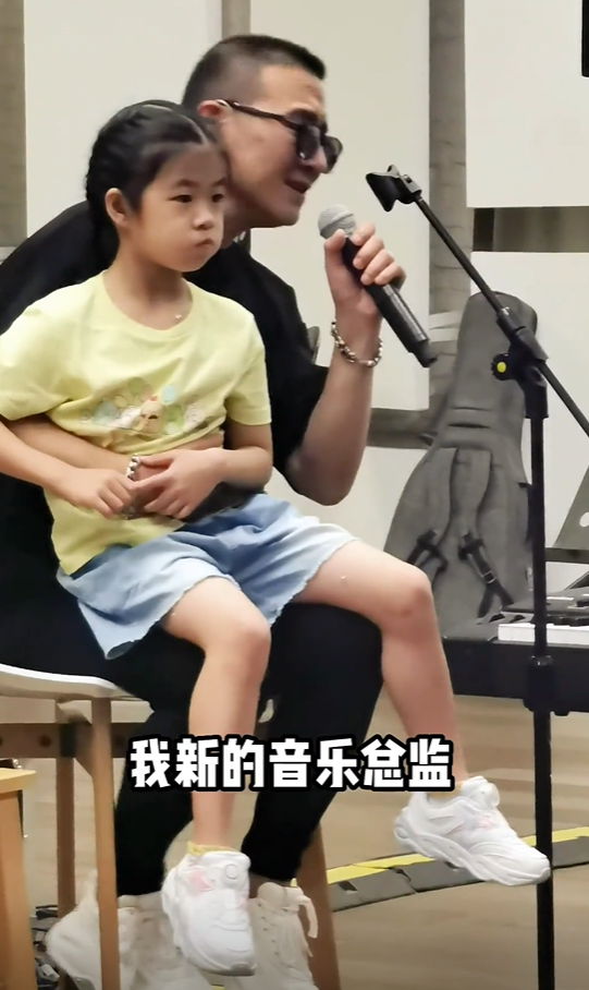 章子怡|章子怡7岁女儿陪爸爸工作!打扮低调双腿细长,五官和汪峰一个样