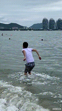 女友发来一张照片，说这是她花100多给脚做的美甲...笑的肚子疼