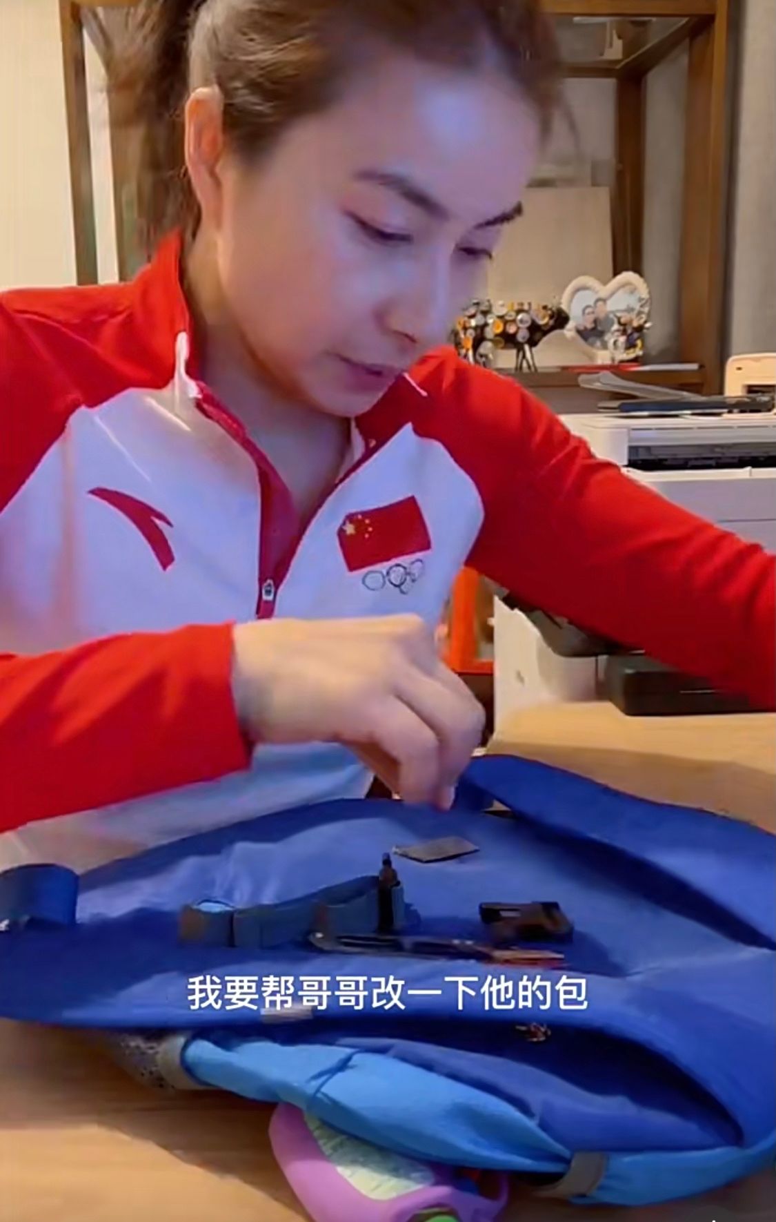 Vogue 郭晶晶真是阔太中的清流，穿国货帮儿子手工缝书包，针线活真不错