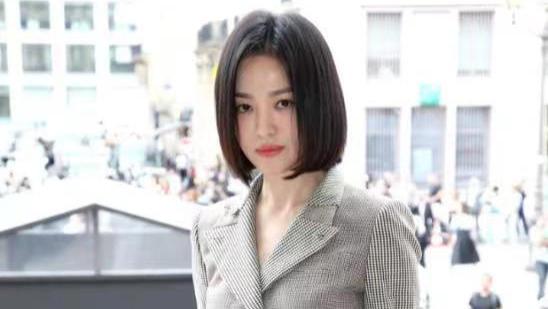 西装 宋慧乔离婚后气质更出众，穿西装套装配波波头短发，不俗还很高级