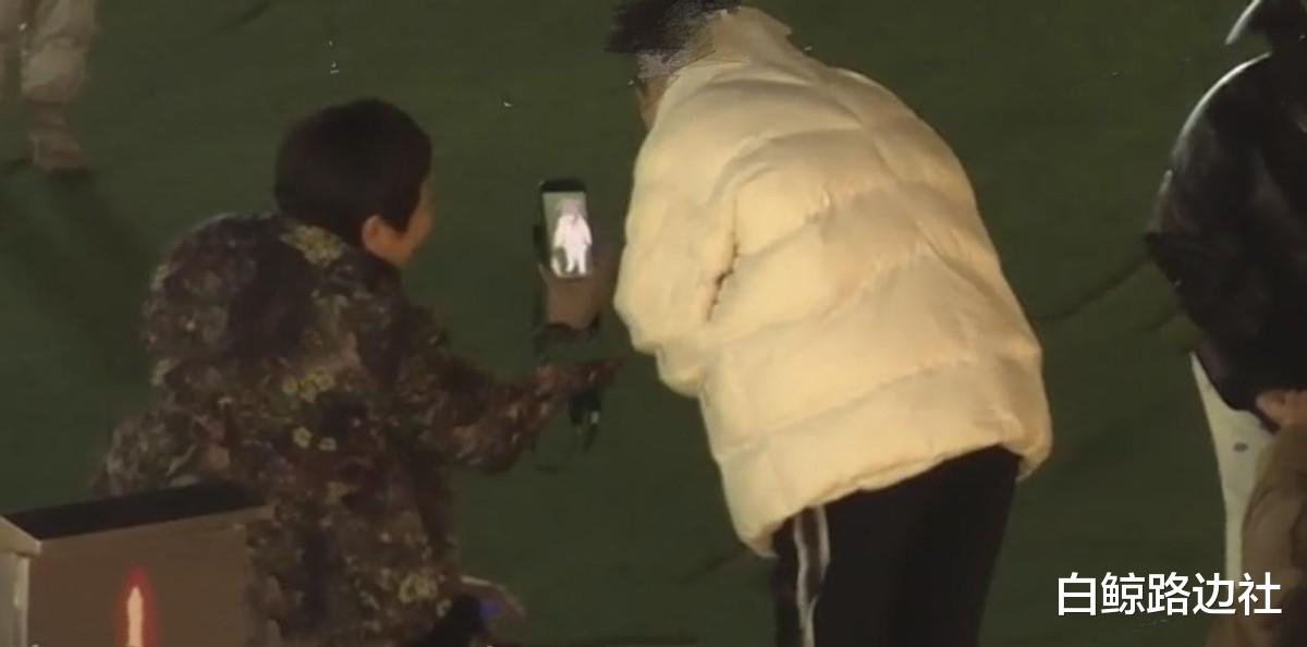 郭碧婷|郭碧婷怀二胎实锤?和家人逛街小腹突出明显,与向佐街头甜蜜接吻