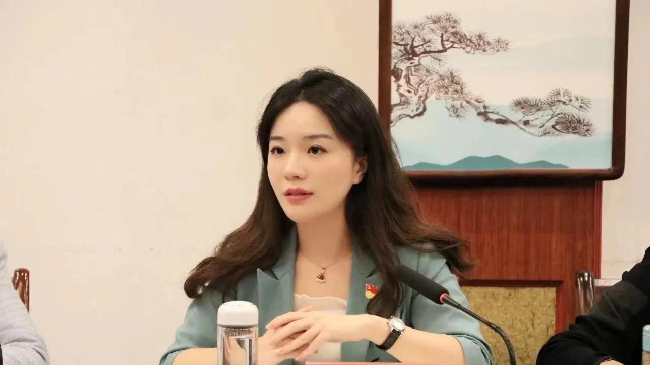 |戴璐工作照曝光英姿飒爽超有女领导风范