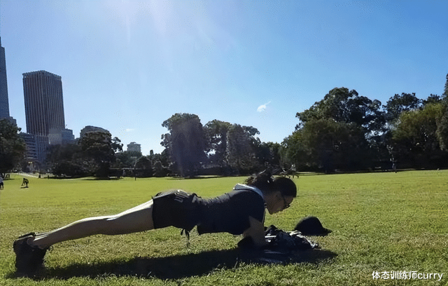 刘晓庆|66岁刘晓庆秀身材，不老女神实至名归，网友：这身材只有26岁