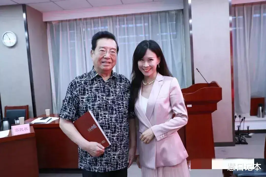 李双江|83岁李双江老师现身满头黑发精神饱满,年轻美女上半身紧贴着李双江老师