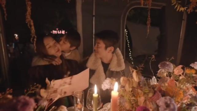 霍思燕|霍思燕庆生现场曝光，与杜江多次亲吻，嗯哼手绘贺卡送妈妈好温馨