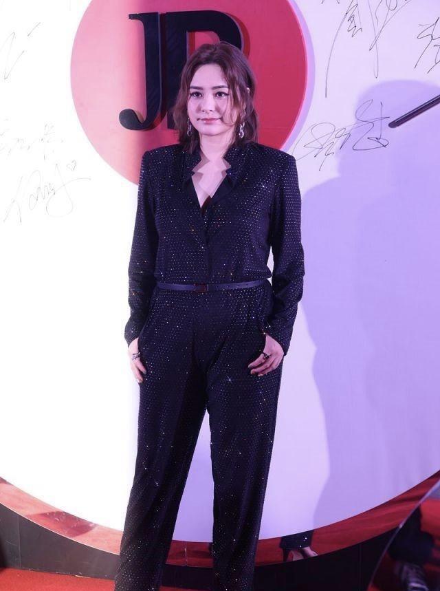 明星|10位穿紧身裙的女明星：郝蕾小肚子抢镜，关晓彤挤出赘肉