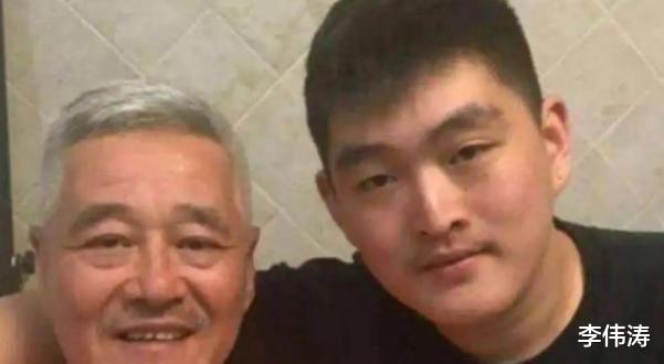 |本山儿子谈啃老！生活费百万靠利息比你舒坦，260W买狗玩千万烟斗