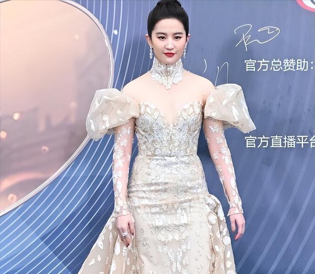 刘亦菲|刘亦菲新造型翻车?膀大肩宽、背后拉链撑开,网友感叹女神不见了