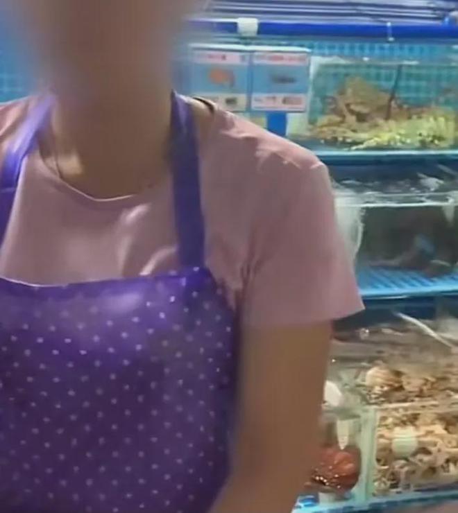 三亚|海南三亚，一游客在海鲜市场买帝王蟹时，发生一件让人气愤的事情