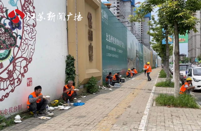 江苏泰州农民工高温讨薪:干了4个月只发8000元,高温津贴也不给