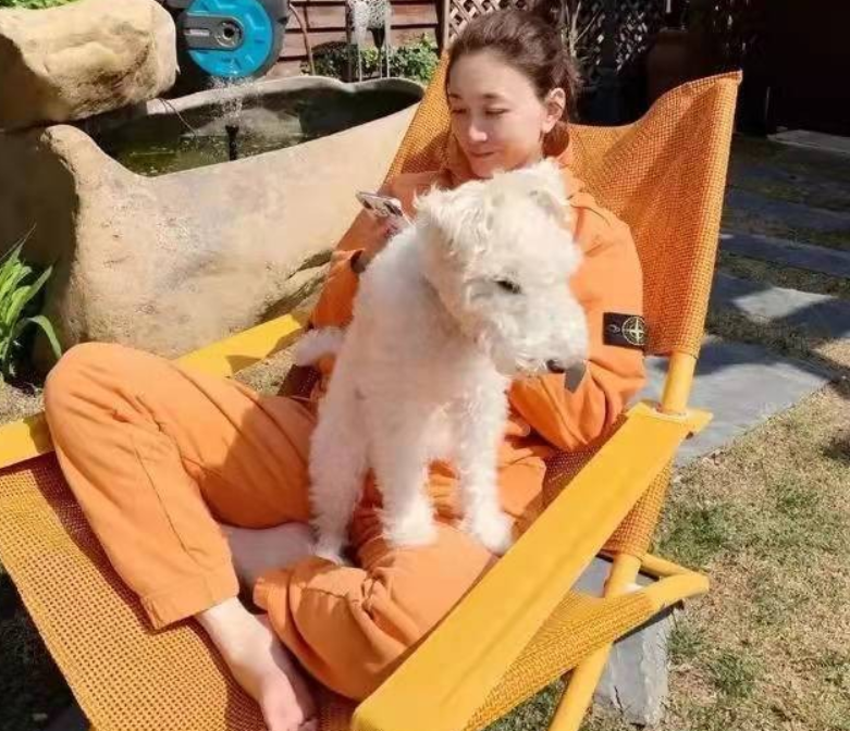 周淑怡|李小冉：39岁嫁给男闺蜜，5个亿随便花，如今婚姻状况如何？