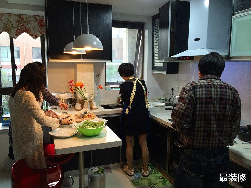 做饭开油烟机还用开窗户吗?很多人做错,难怪家里全是味道