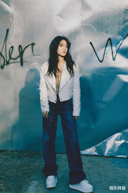 赵今麦|人气小花赵今麦春日街拍释出！大走酷拽风气场强，复古港系拿捏了