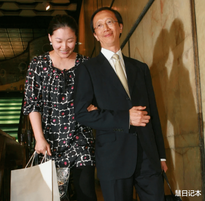 伏明霞|伏明霞和大26岁老公一起逛街！衣着打扮脸上还有婴儿肥