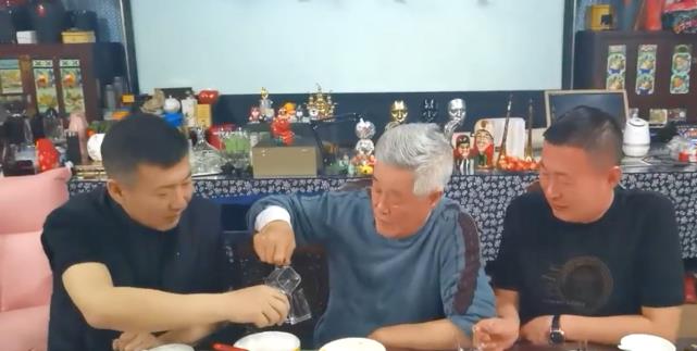 赵本山|赵本山现酒局尽显东北范，气定神闲白酒一口闷，完全不像64岁的人
