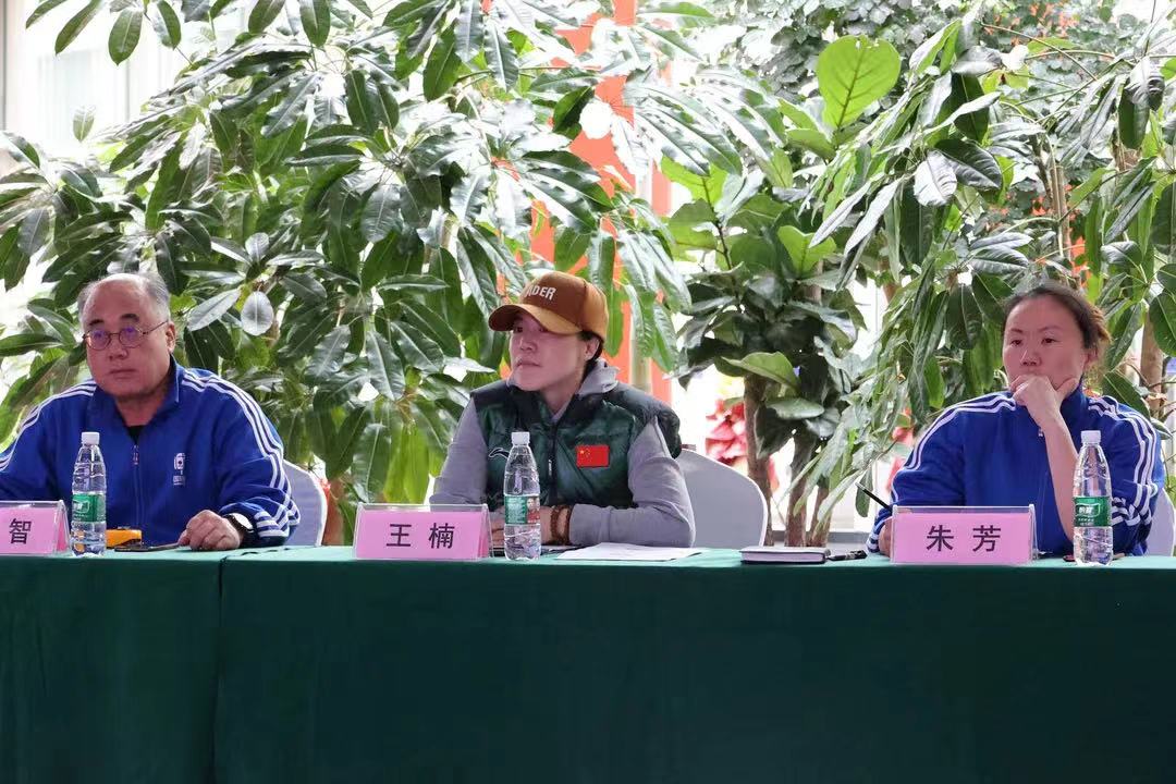 王楠|王楠担任评委！考核自家员工气场十足，仔细品尝菜品超认真做记录