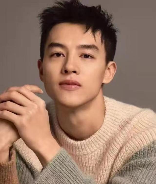 尹昉|36岁男星带娃被拍，穿着朴素抱娃姿势熟练，事业上升期结婚生子