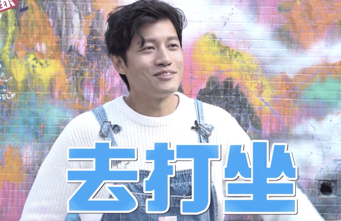 陈乔恩|陈乔恩和老公看展,依偎着Alan的肩膀比心,肌肤白嫩比丈夫年轻