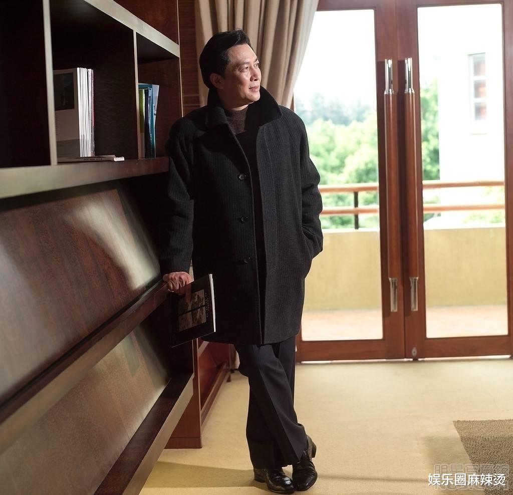 唐国强|70岁老戏骨唐国强罕见露面，由专人伺候打伞，遭网友吐槽耍大牌