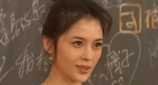 阿娇|赵樱子能有多心机，为博眼球在红毯上假摔，故意找茬欺负阿娇