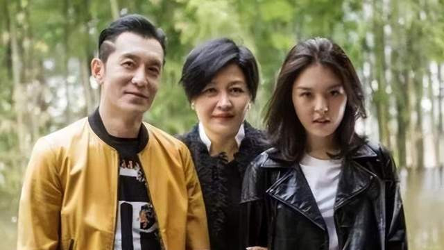 李咏|李咏女儿法图麦近照被曝光，穿吊带露锁骨撩头发，20岁女人味十足