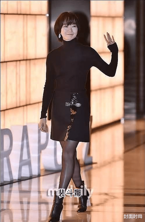 穿衣搭配 42岁裴斗娜全黑亮相，身材仍保持着小姑娘的状态，看不出一点赘肉