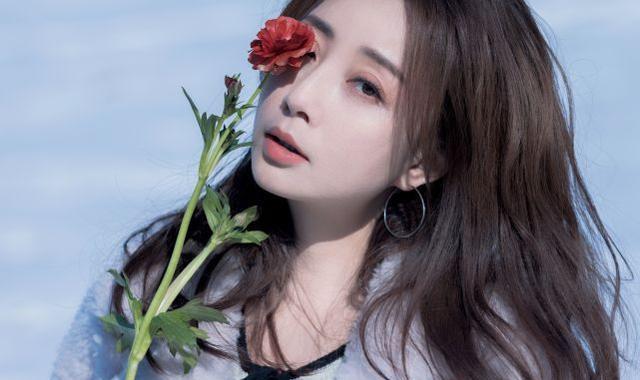 殷桃|42岁殷桃针织裙露着大白腿走在雪地上，曾12天练出超标准马甲线！