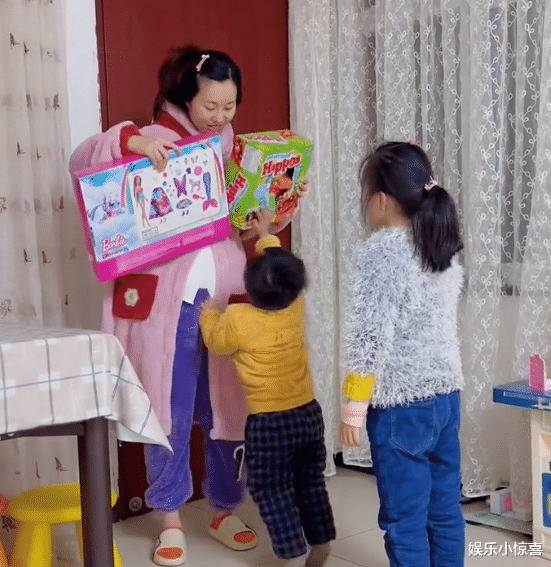 奇奇|田静晒儿女画画视频，悦悦严谨认真像许妈，奇奇变小卷毛