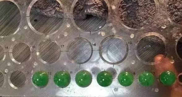 翡翠|价值1000万的翡翠原石才车出46颗翡翠珠子？你敢这么玩？