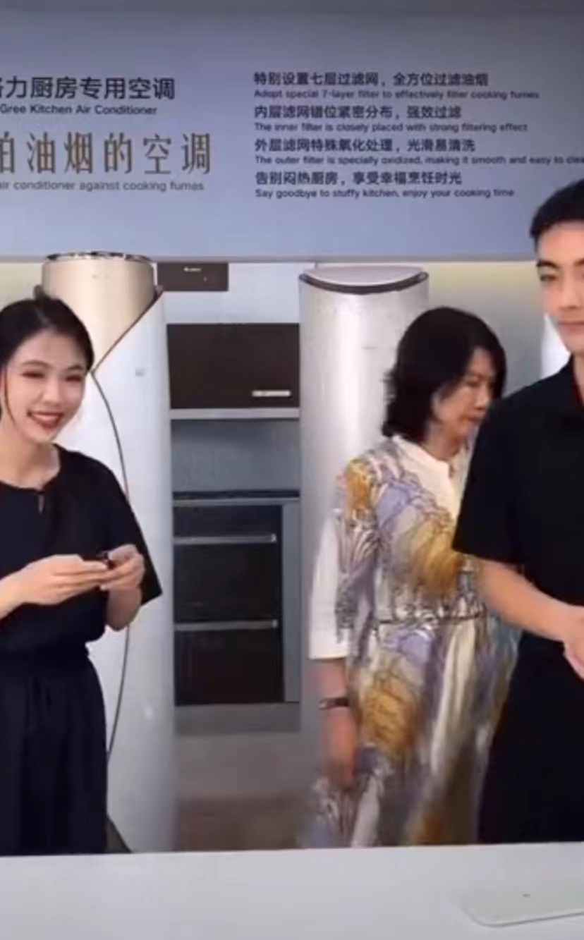 董明珠|董明珠直播愤怒离场，产品介绍出问题怒摔机器，全程黑脸瞪女主播