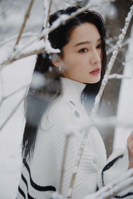 李沁|漫天大雪里李沁笑意如花,美人如画竟是让人忘记了寒冷。