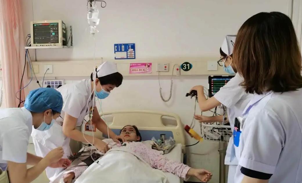 2012年江苏美女突然高烧,去医院接受治疗,几天后吓得赶忙报警