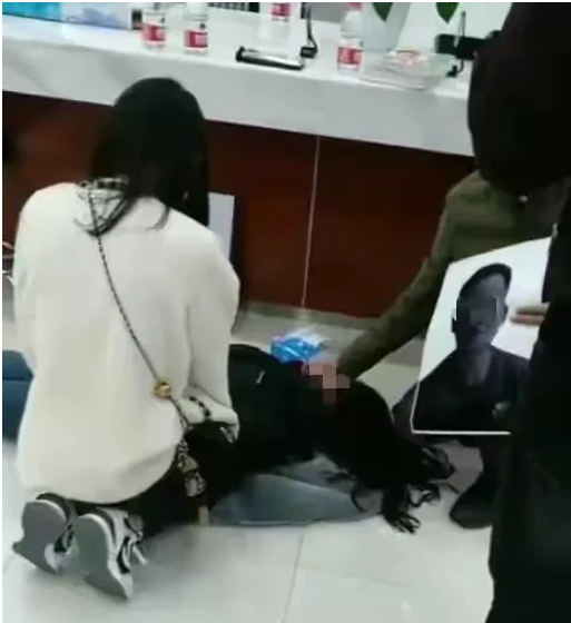 广东深圳,一男子酒后来到一家足浴店处洗脚