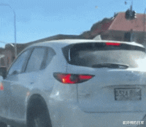 发型|“毕业照老师坐的这个位置，发型浑然天成啊！”笑岔气了！