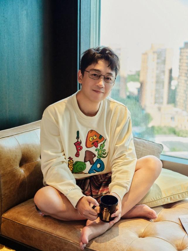 48岁潘粤明近照曝光，减肥效果堪比整容，一夜重回颜值巅峰