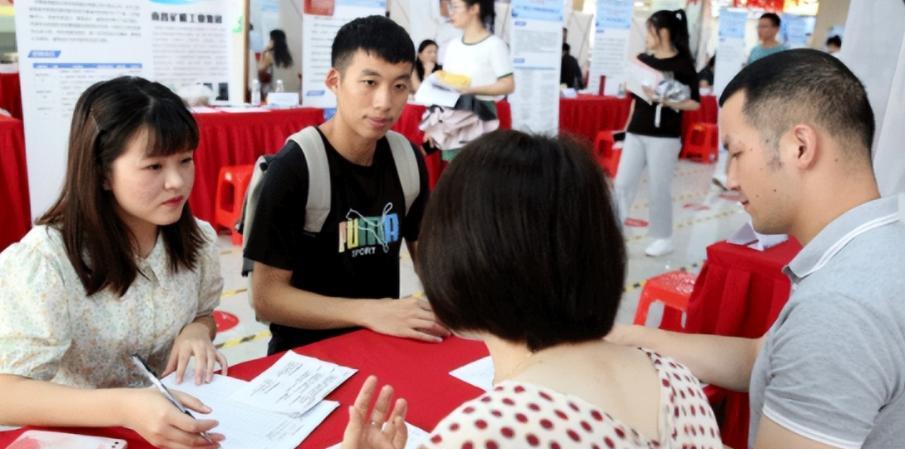 hr|女大学生求职遇“刁难”,被HR当面撕掉简历,公司回应却越描越黑