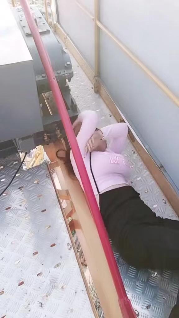 一女子上班时偷懒,趁着主管不在车间内,躺在机器旁边睡觉
