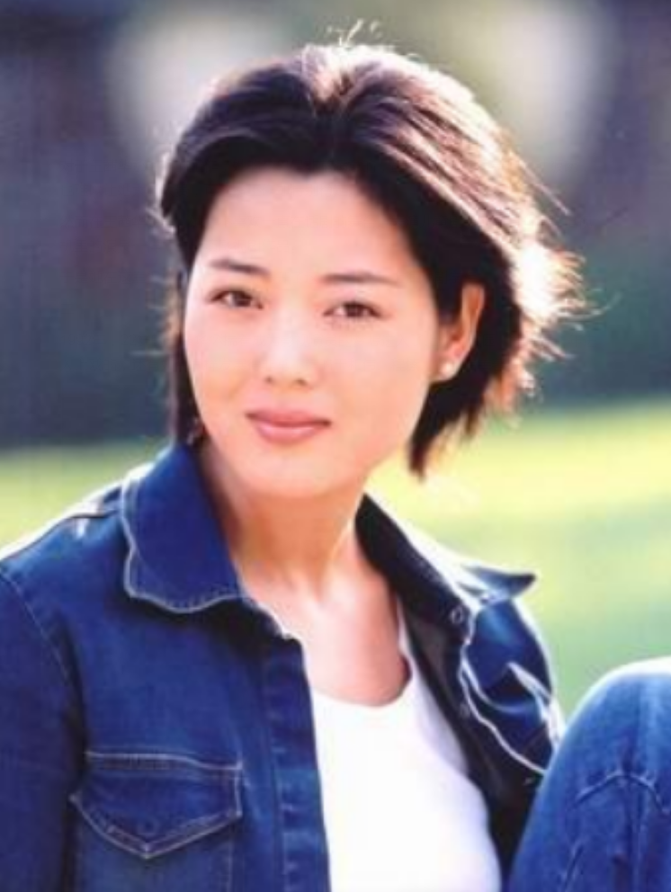 王茜华|王茜华：为拍戏流产、打美容针，41岁二婚嫁导演，43岁做高龄产妇