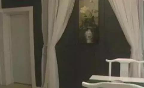 交换空间:婚房变\灵堂\,餐桌有配套\贡盘\,军令状就是摆设