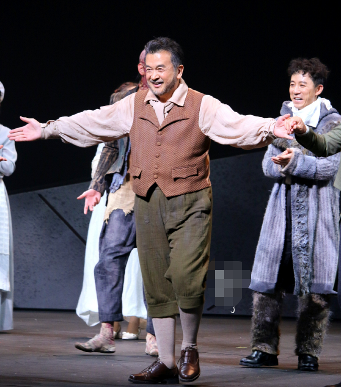 张扬|62岁“小品王”黄宏下班遭围观！被粉丝堵门口后，耐心签名没架子