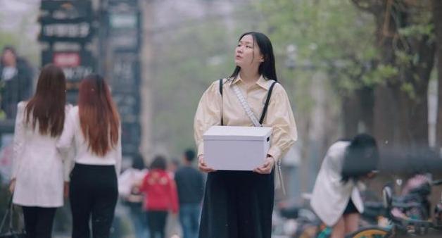 工作专业|“办公桌旁边就是床”，大学生晒理想工位，网友的话让他瞬间清醒