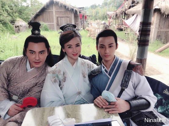 甄嬛传|翁虹女儿拍时尚杂志！14岁穿露肩礼服裙颜值超高，母女同框似烙饼