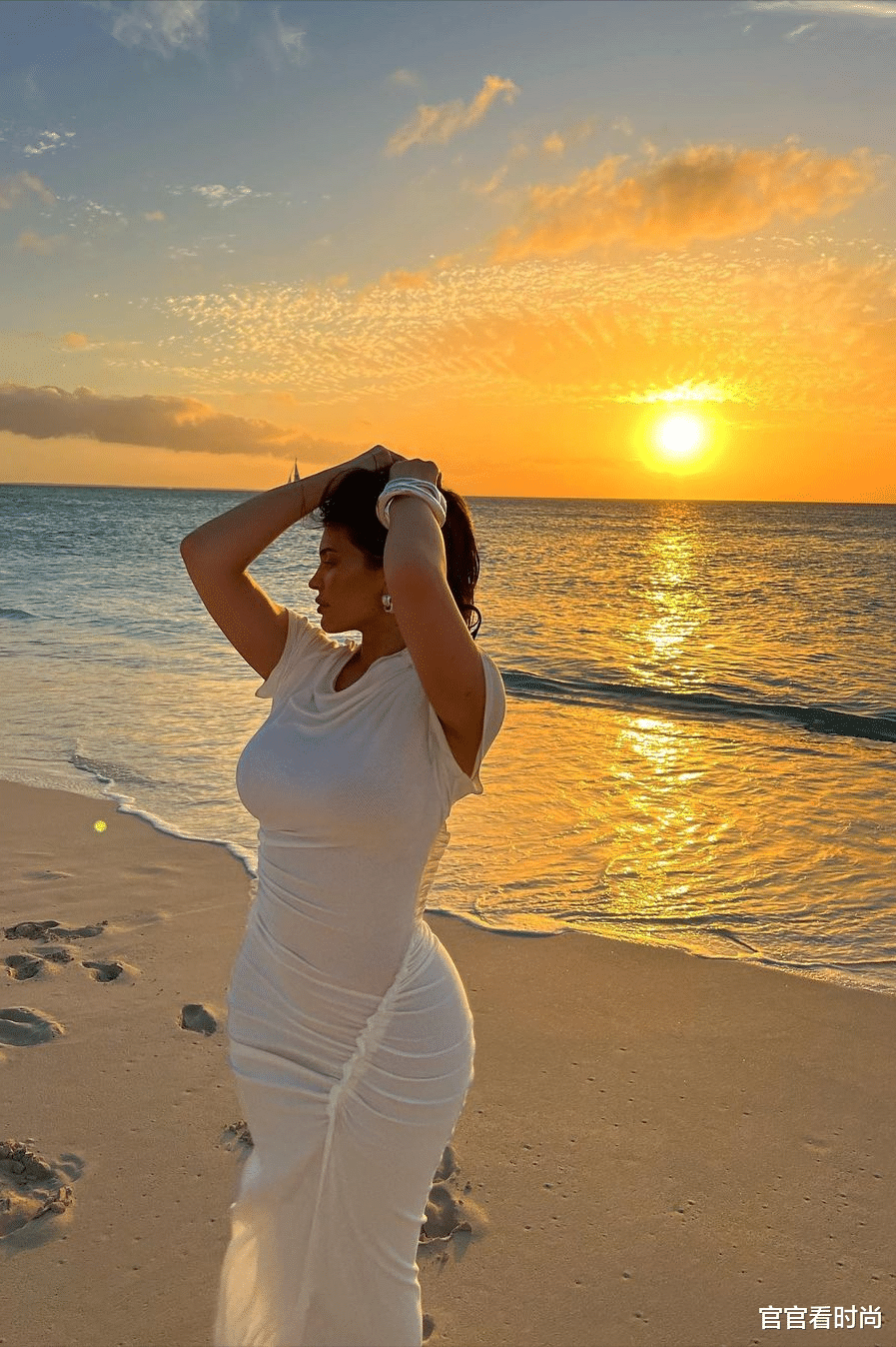 金·卡戴珊|金·卡戴珊妹妹晒亲密照片，看上去身材更好了，男的竟然赤膊上阵