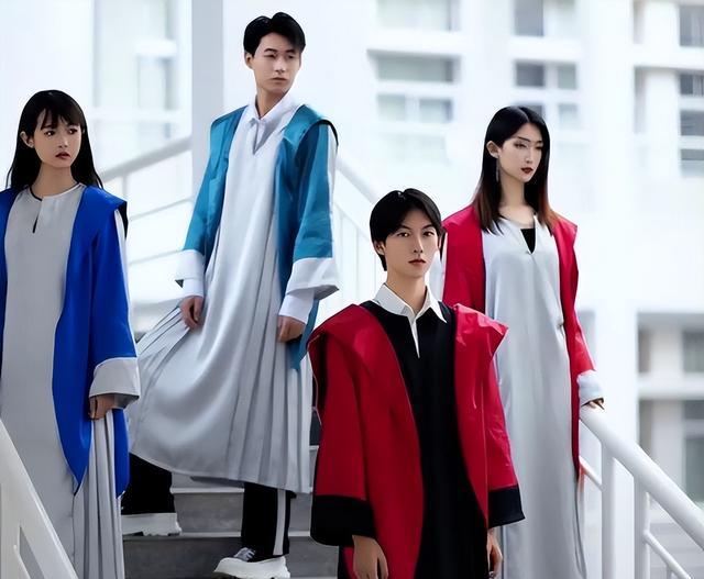 大学生拒绝穿“学士服”,改穿亲自设计“中式风格”,网友支持