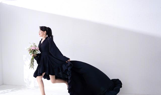 |张馨予：小院现吉象，母亲节当天鸟妈妈在自己的月季花上筑巢孵蛋