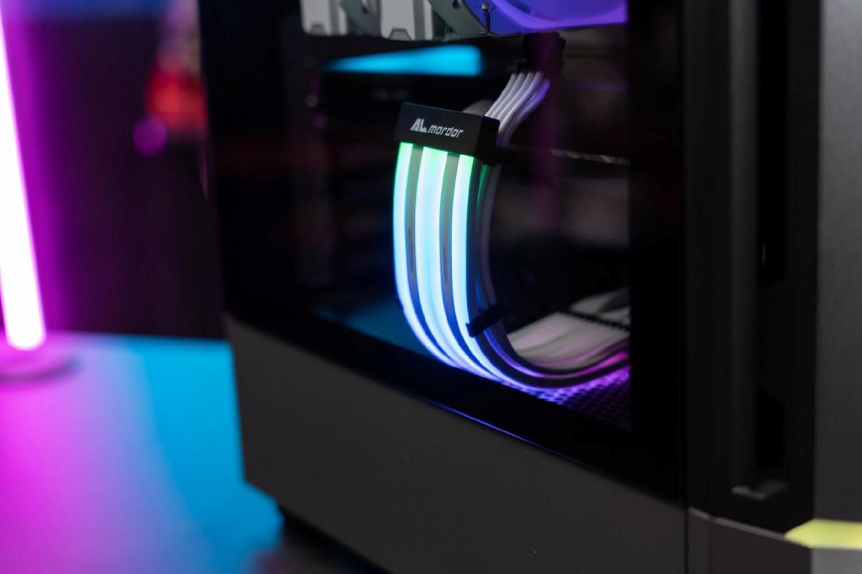 机箱|二百机箱,三百电源,我居然配了700多霓虹线