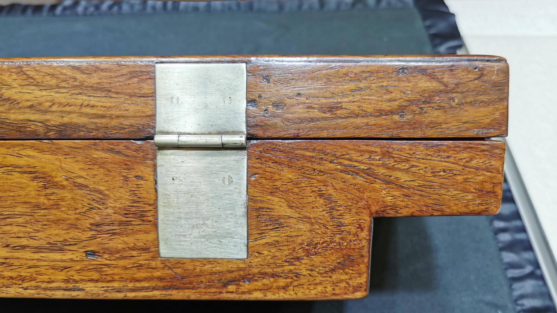 |纹理细密、料够老，小轿箱里外全黄花梨