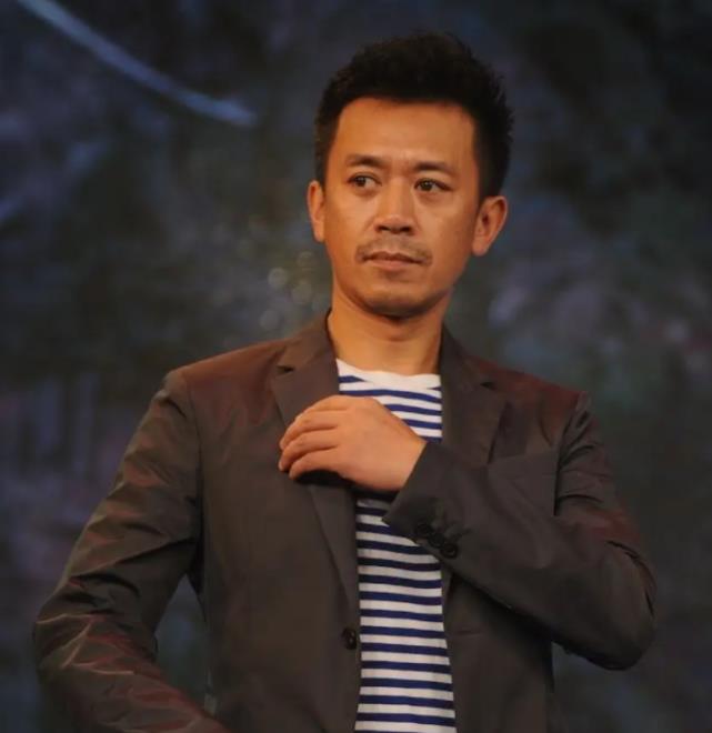 王学兵|50岁王学兵现状曝光显落魄，带儿子在路边买水果，嫌太贵不停砍价