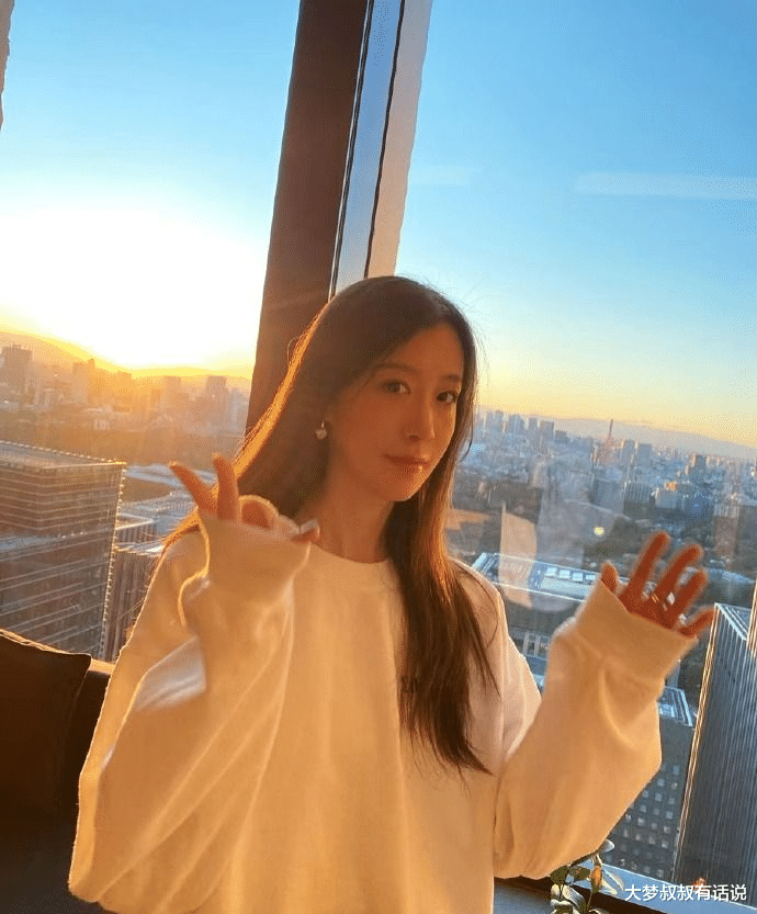 电影院|许魏洲晒证闪婚…老婆正脸曝光“神似林志玲”！男闺蜜洩照挨批猪队友